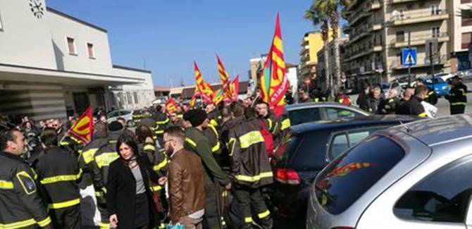 Villa San Giovanni: protesta dei lavoratori della mobilità in deroga e ... - LaC news24