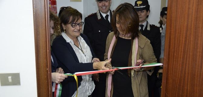 Catanzaro, stazione carabinieri: inaugurata stanza per vittime di ... - LaC news24