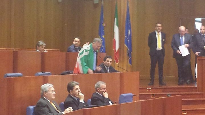 Tallini si avvolge per protesta nella bandiera di Forza Italia